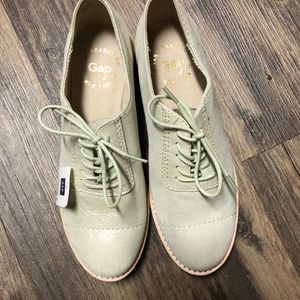 NWT Gap gold shimmery Oxford lace-up shoes. Size 6